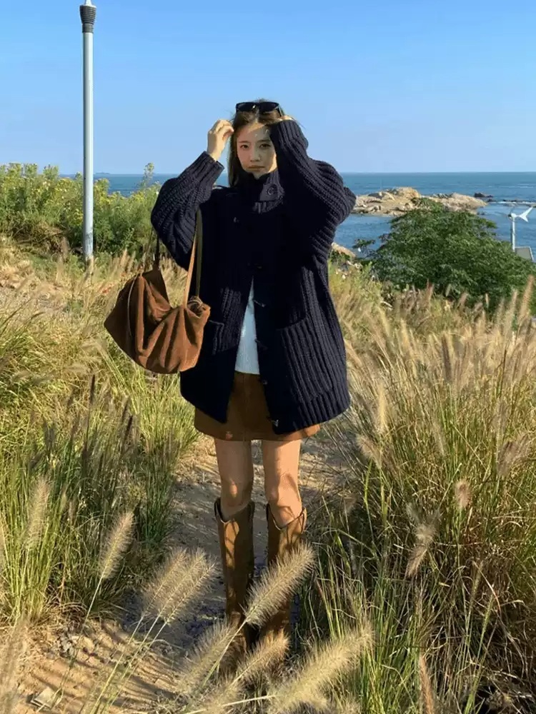 터틀넥 오버핏 가디건 떡볶이단추 유니크 무드 감성 성수동 느낌 바이브 디자인 가을겨울 이미지 6