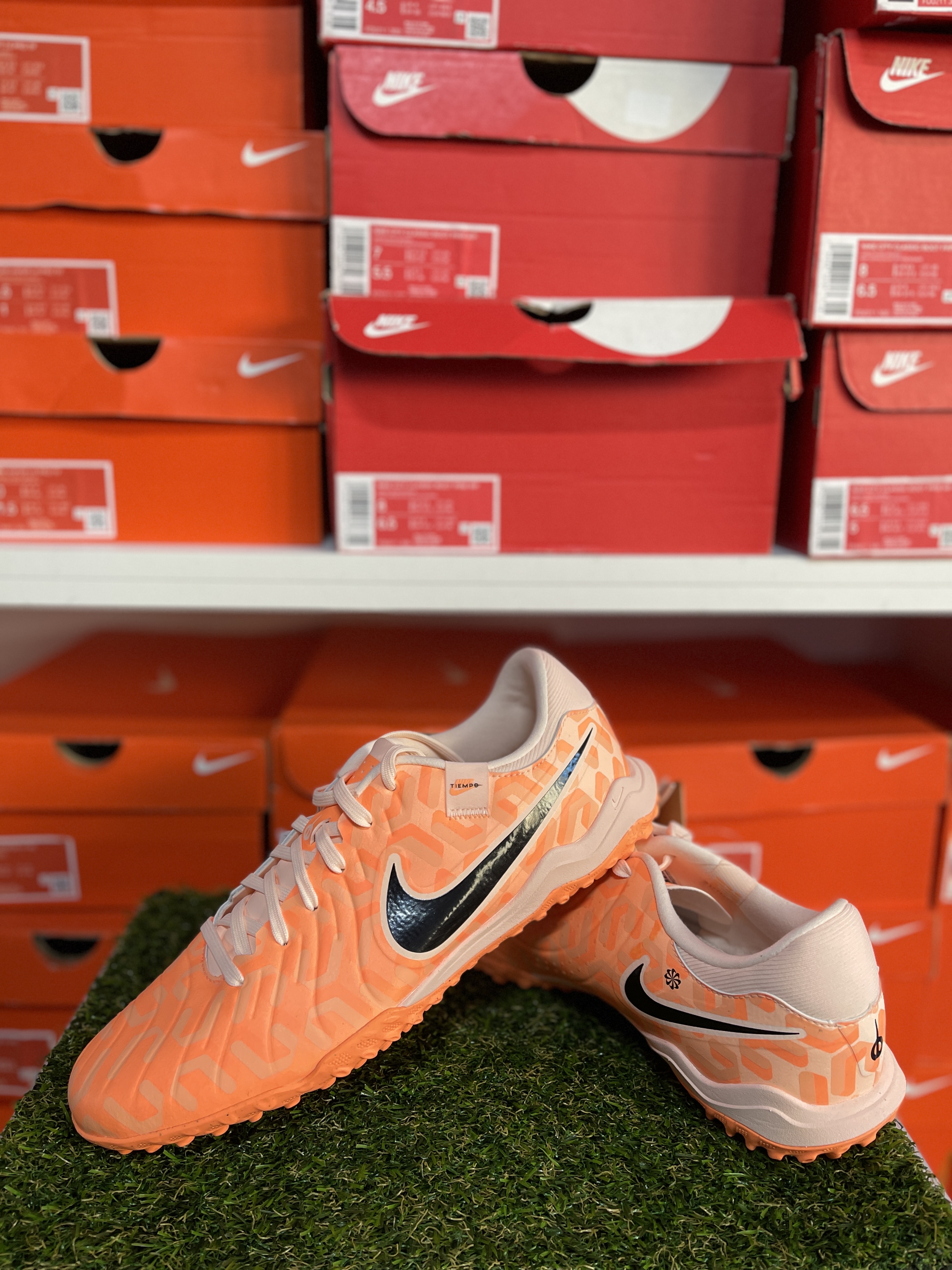 국내매장판 나이키 티엠포 레전드 10 아카데미 인조 잔디 풋살화 D6 DZ3178-800