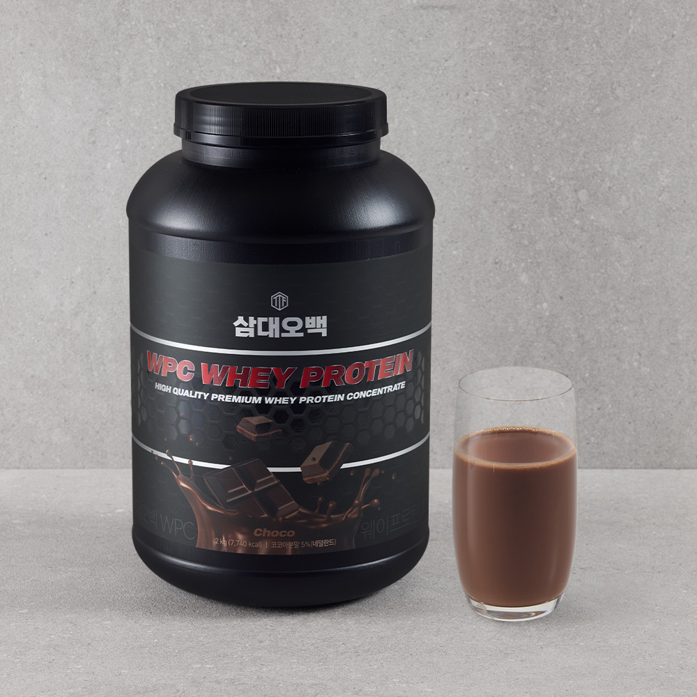 프로틴 파우더가 담긴 용기 옆에 초코맛으로 풀어 만든 갈색 음료가 있는 섭취 예시