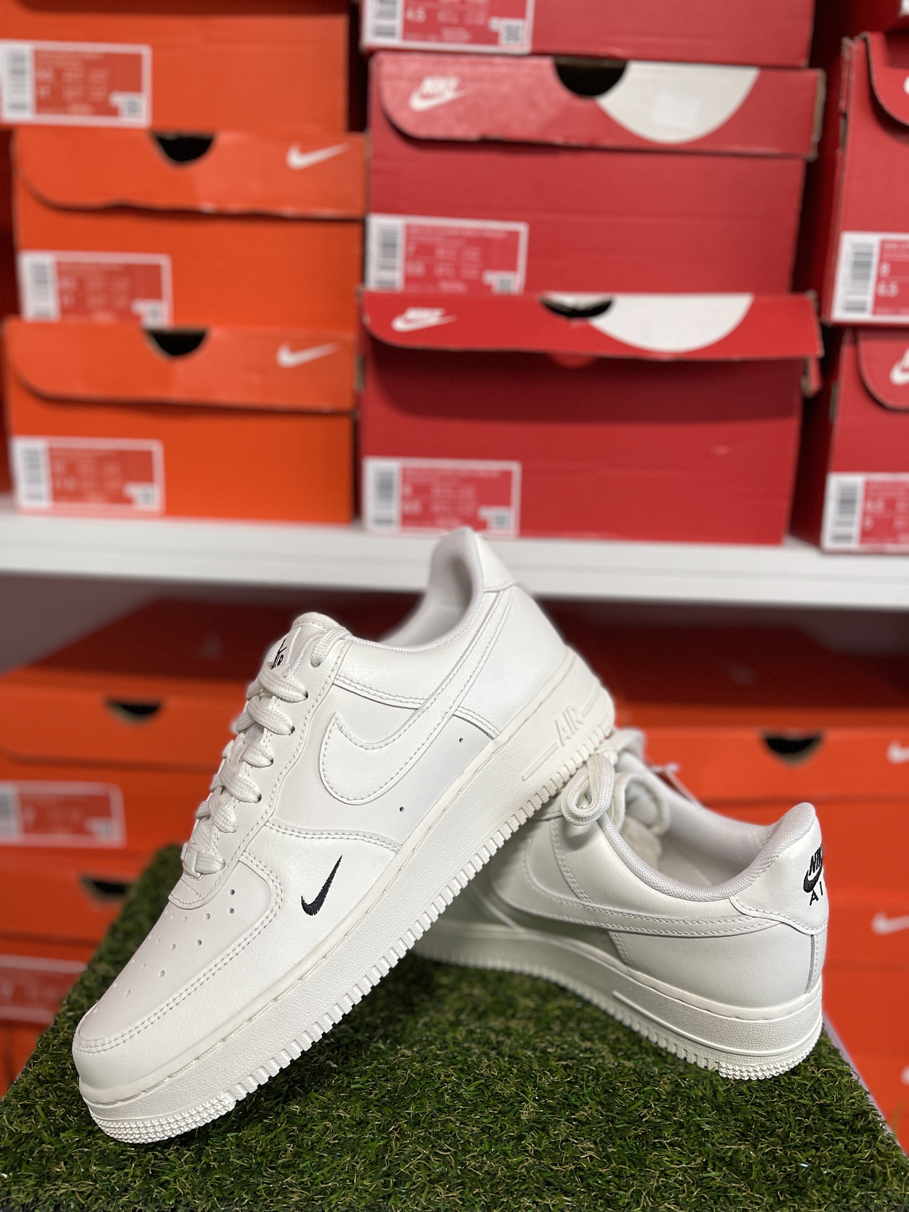 국내매장판 나이키 에어 포스 1 07 에센셜 로우 셰일 HF1058-133