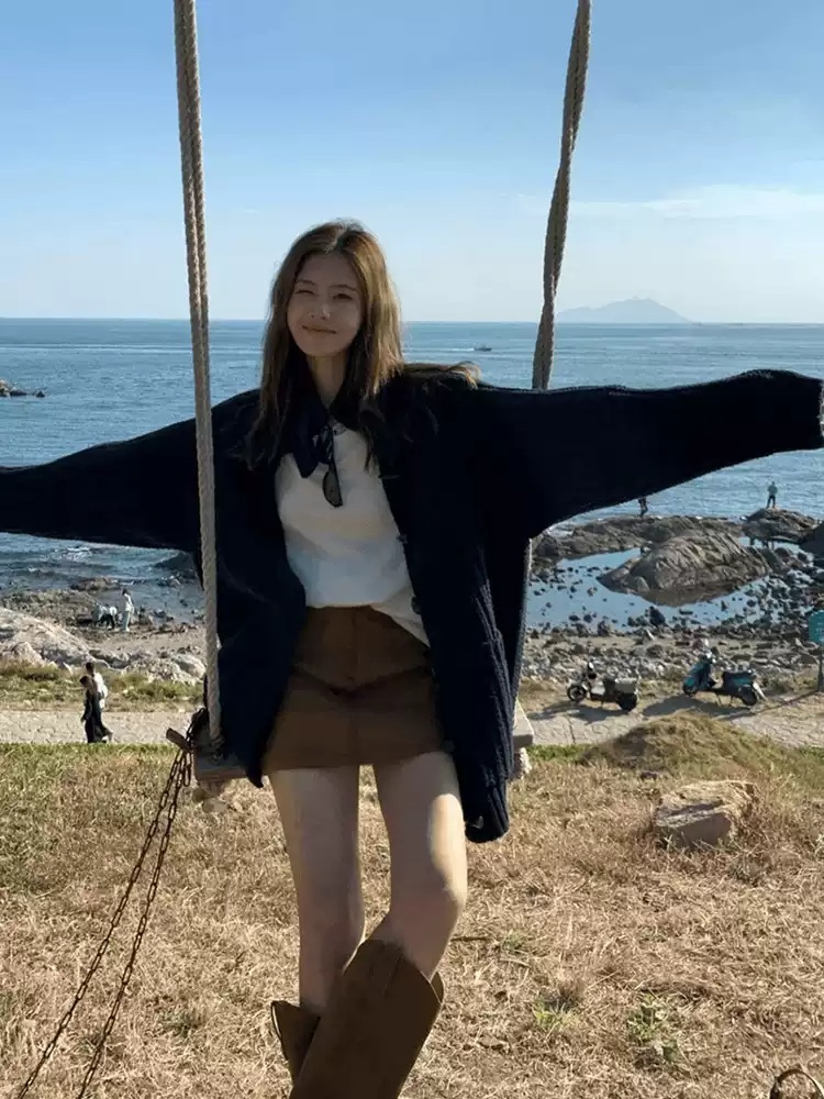 터틀넥 오버핏 가디건 떡볶이단추 유니크 무드 감성 성수동 느낌 바이브 디자인 가을겨울 - 상세 이미지 3