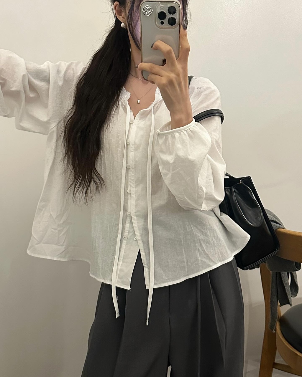 가네 여성 봄 라운드 노카라 레이스 리본 셔링 오버핏 루즈핏 소매퍼프 블라우스 - 상세 이미지 2