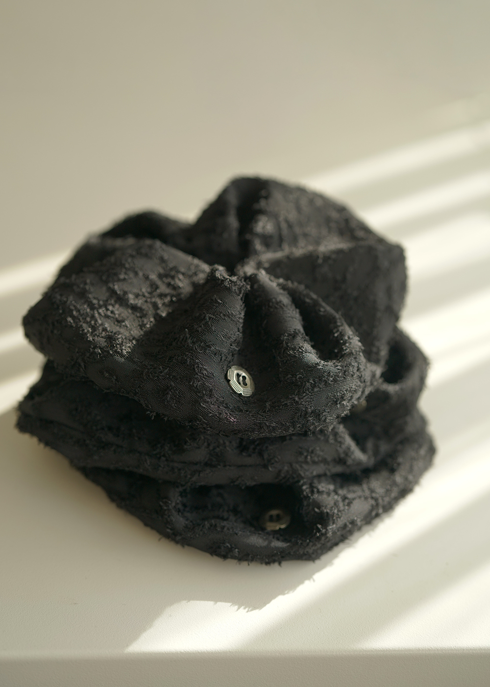 루드 헤어리 패브릭 메탈 버튼 스크런치 L25SSAC9