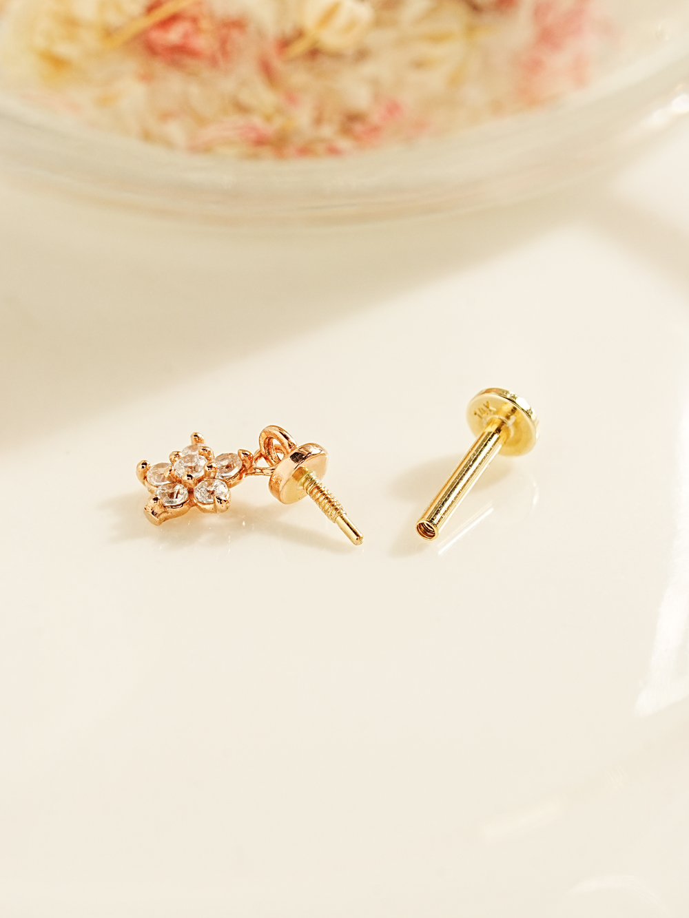 [0.8mm]14K 인터널 선샤인 플라워 드롭 라블렛 피어싱 귀걸이 - 상세 이미지 4