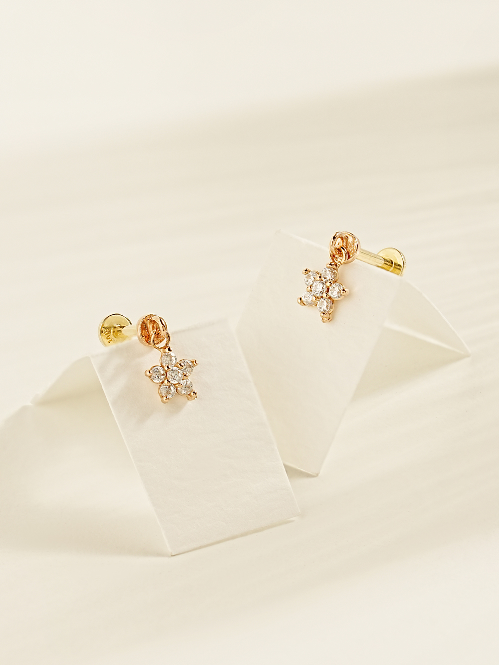 [0.8mm]14K 인터널 선샤인 플라워 드롭 라블렛 피어싱 귀걸이 - 상세 이미지 5