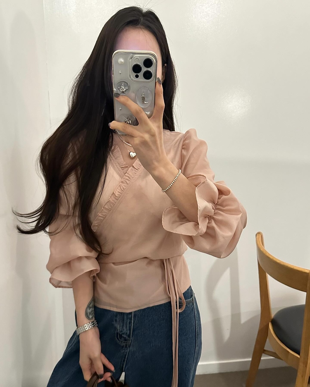듀어 여성 봄 랩 프릴 셔링 밴딩 리본 브이넥 블라우스 - 상세 이미지 2