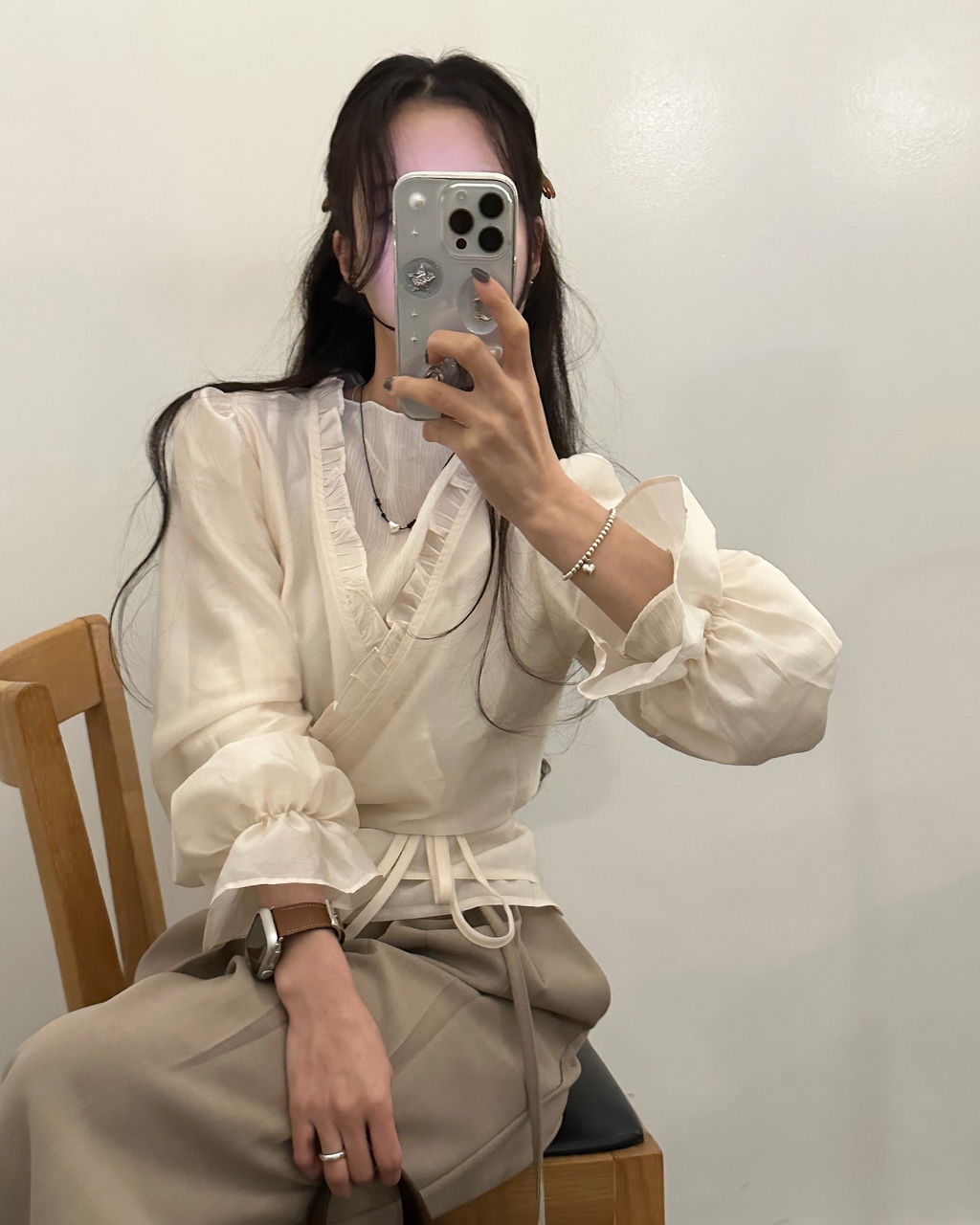 듀어 여성 봄 랩 프릴 셔링 밴딩 리본 브이넥 블라우스 - 상품 이미지