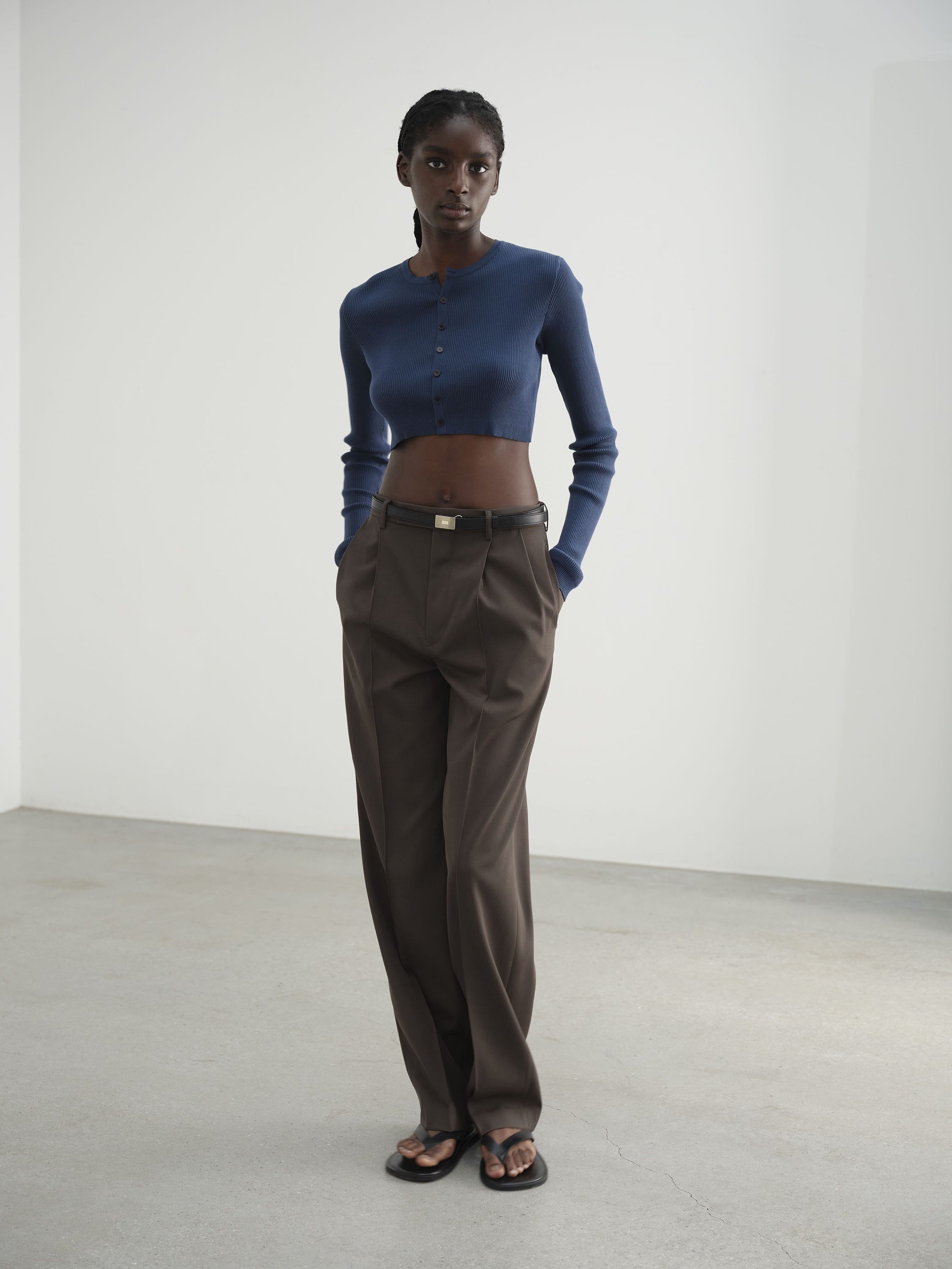 오라리 AURALEE LIGHT WOOL MAX GABARDINE 여성 슬랙스 - 상세 이미지 4