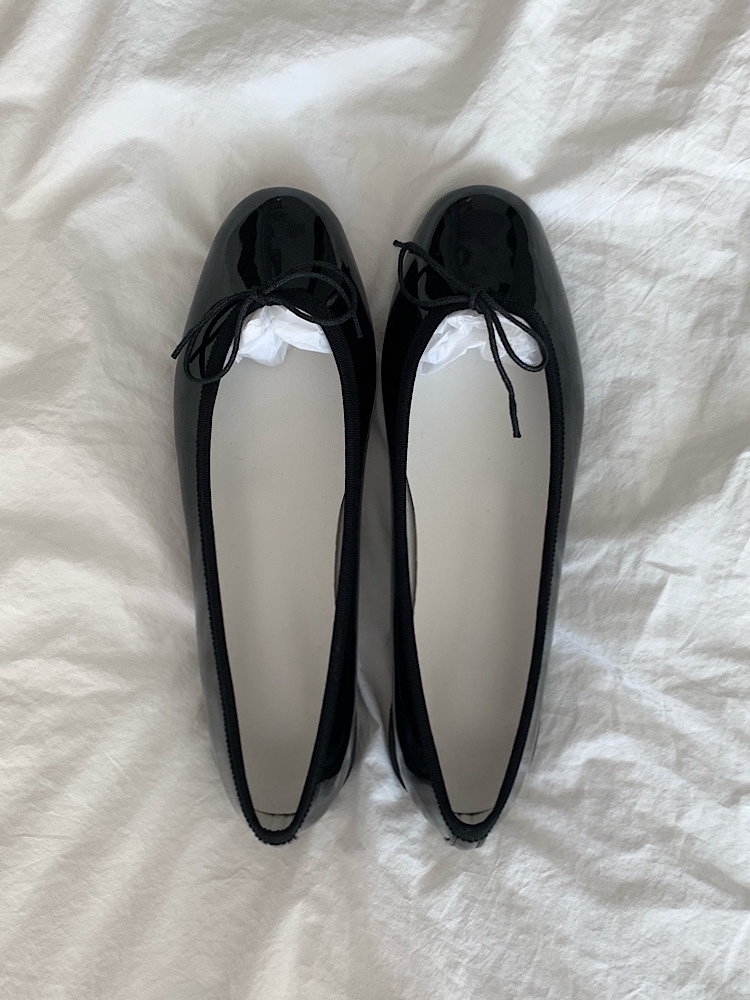 라운드 에나멜 플랫슈즈 레페토