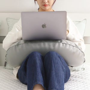 우리앤데코 국산 허그 반달쿠션 미용실 배꼽 독서 바나나 쿠션 솜포함 블랙... 솔직 후기 | 실제 배치 사진 포함 - 상품 이미지 2