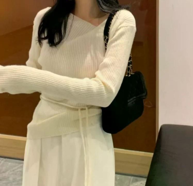 여친룩 슬림핏 니트 스웨터 한국 스타일 긴 소매 V넥 여성용 가을 시크한 고급스러움 우아한 톱 블랙 - 상세 이미지 2