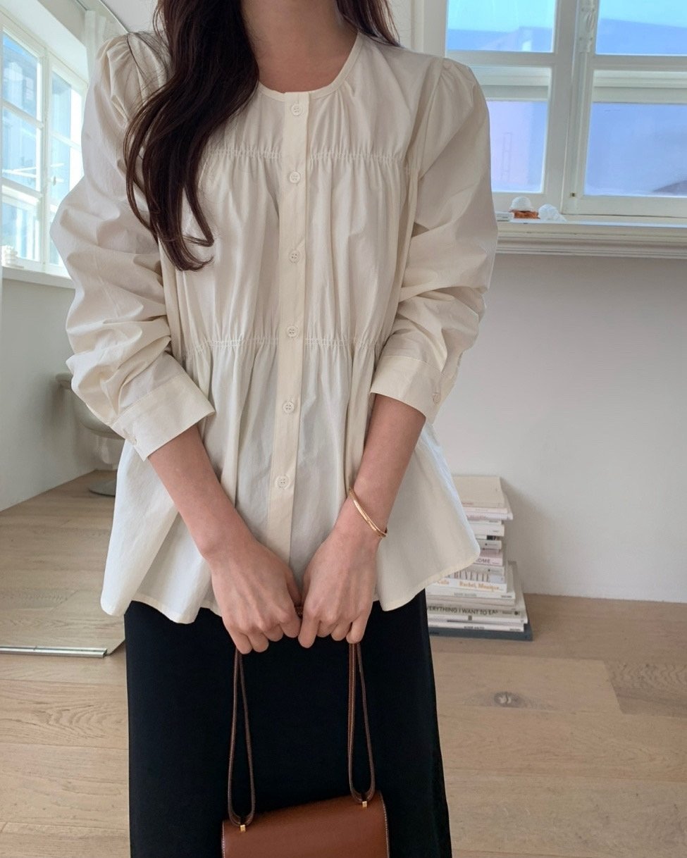 가을 럭키룸 두줄 스모크 셔링 블라우스 하객 학부모룩