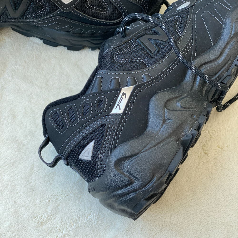 뉴발란스 703 트리플 블랙 트레일 2color