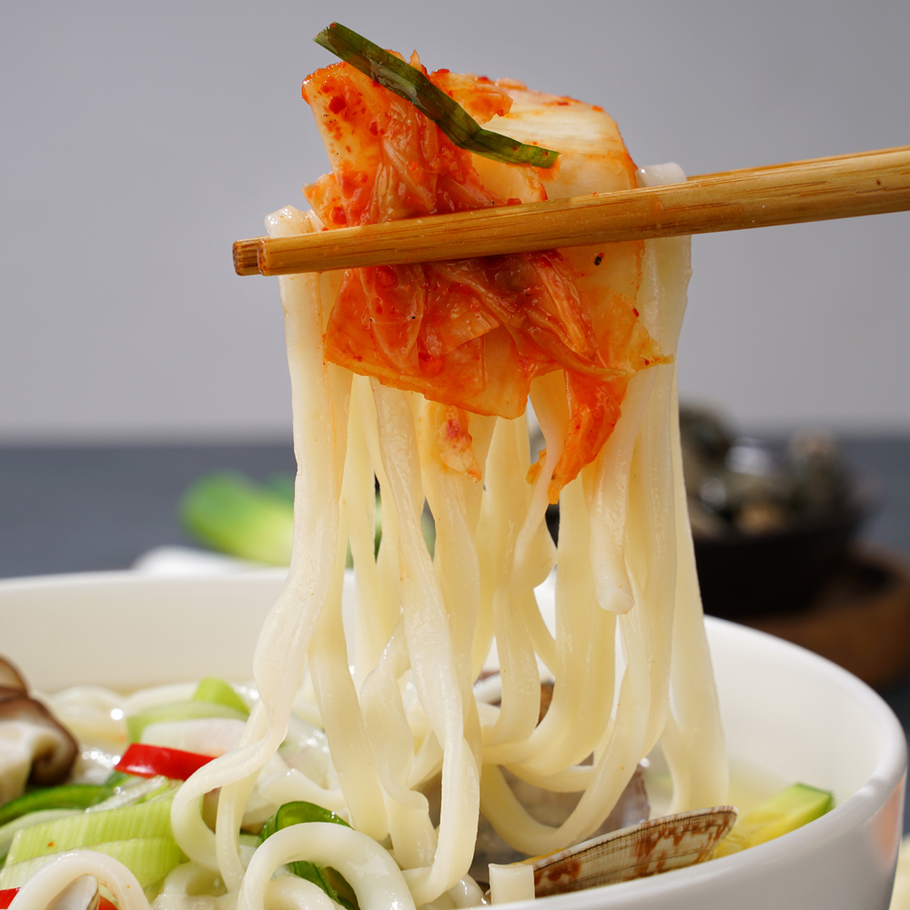 명동칼국수 3인분세트+명동마늘김치 1kg - 상품 이미지