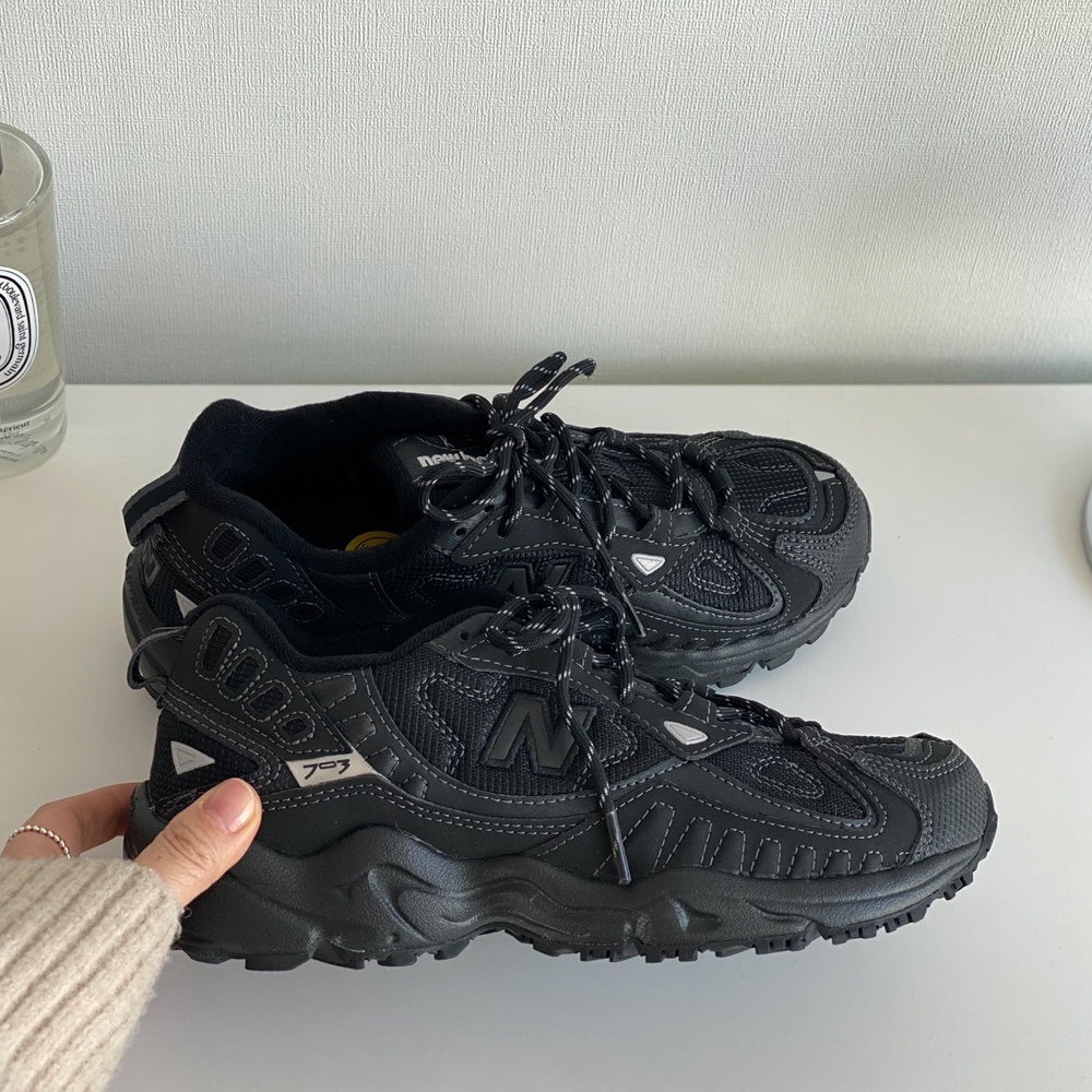 뉴발란스 703 트리플 블랙 트레일 2color