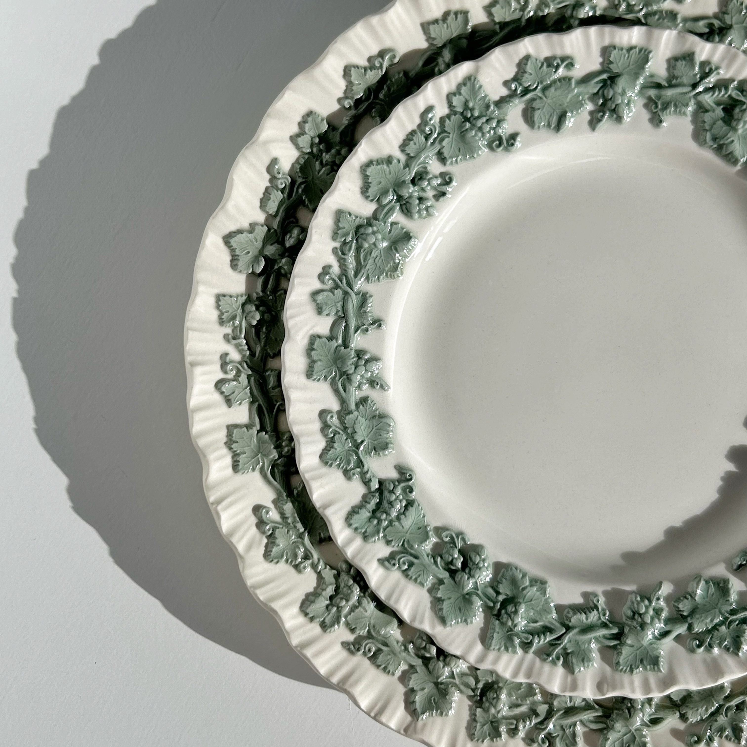 웨지우드 퀸즈웨어 셀라돈 온 크림 쉘타입 세라돈 빈티지접시 예쁜 홈카페 수입그릇 브레드