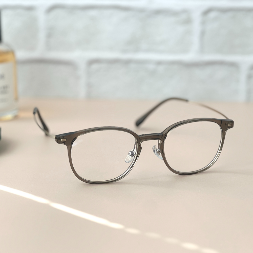 가벼운 티타늄안경테 초경량 얇은 투명뿔테안경 변색렌즈 빛번짐 블루라이트차단안경