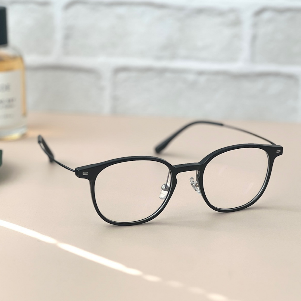 가벼운 티타늄안경테 초경량 얇은 투명뿔테안경 변색렌즈 빛번짐 블루라이트차단안경