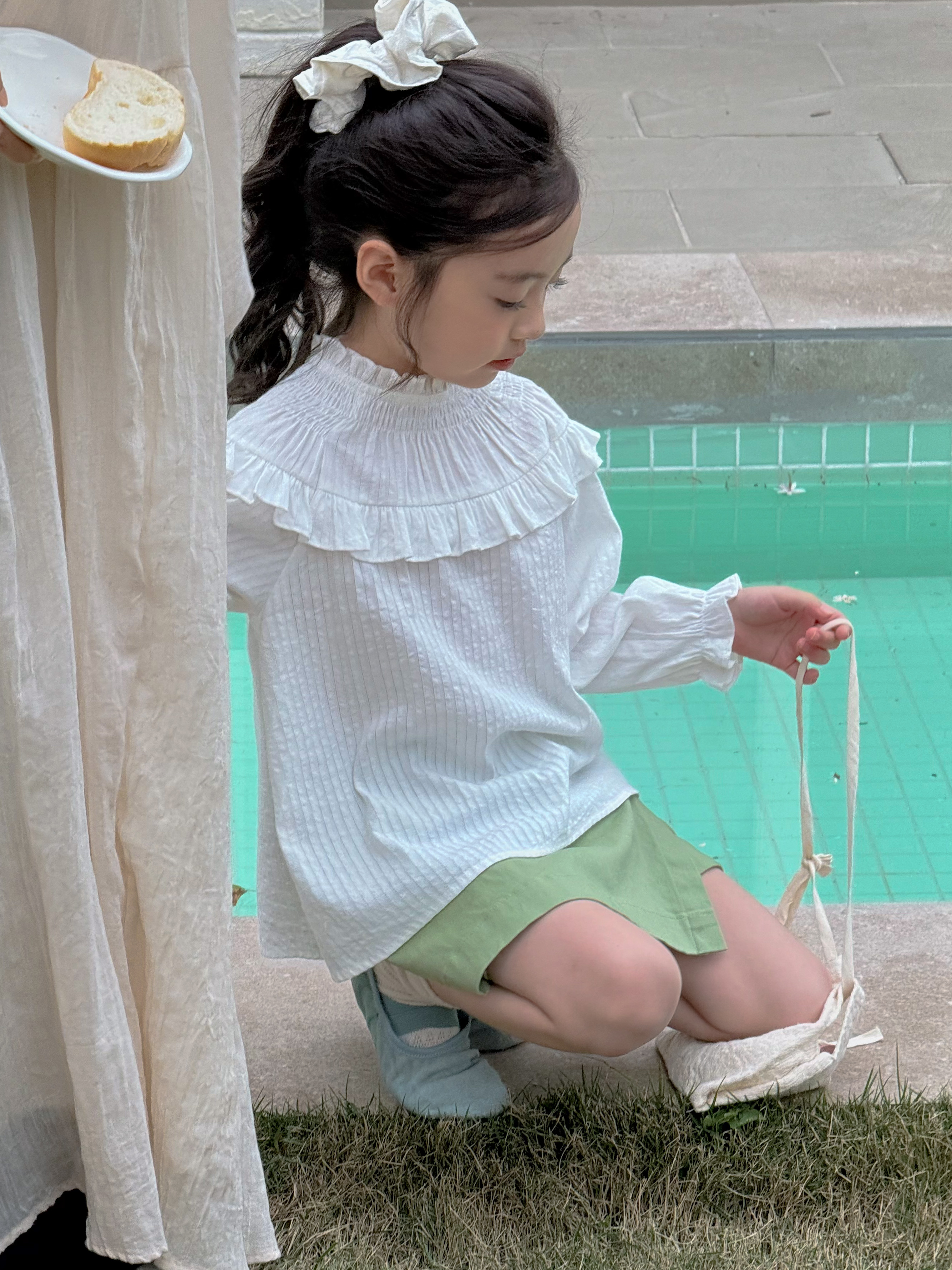 Irene's Closet 자카드 라운드 프릴 스모크 넥 블라우스 유아 주니어 봄 간절기 - 상세 이미지 4