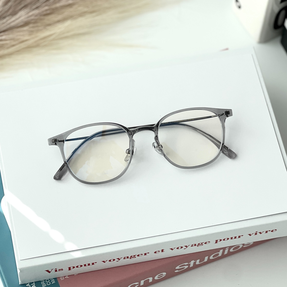 가벼운 티타늄안경테 초경량 얇은 투명뿔테안경 변색렌즈 빛번짐 블루라이트차단안경