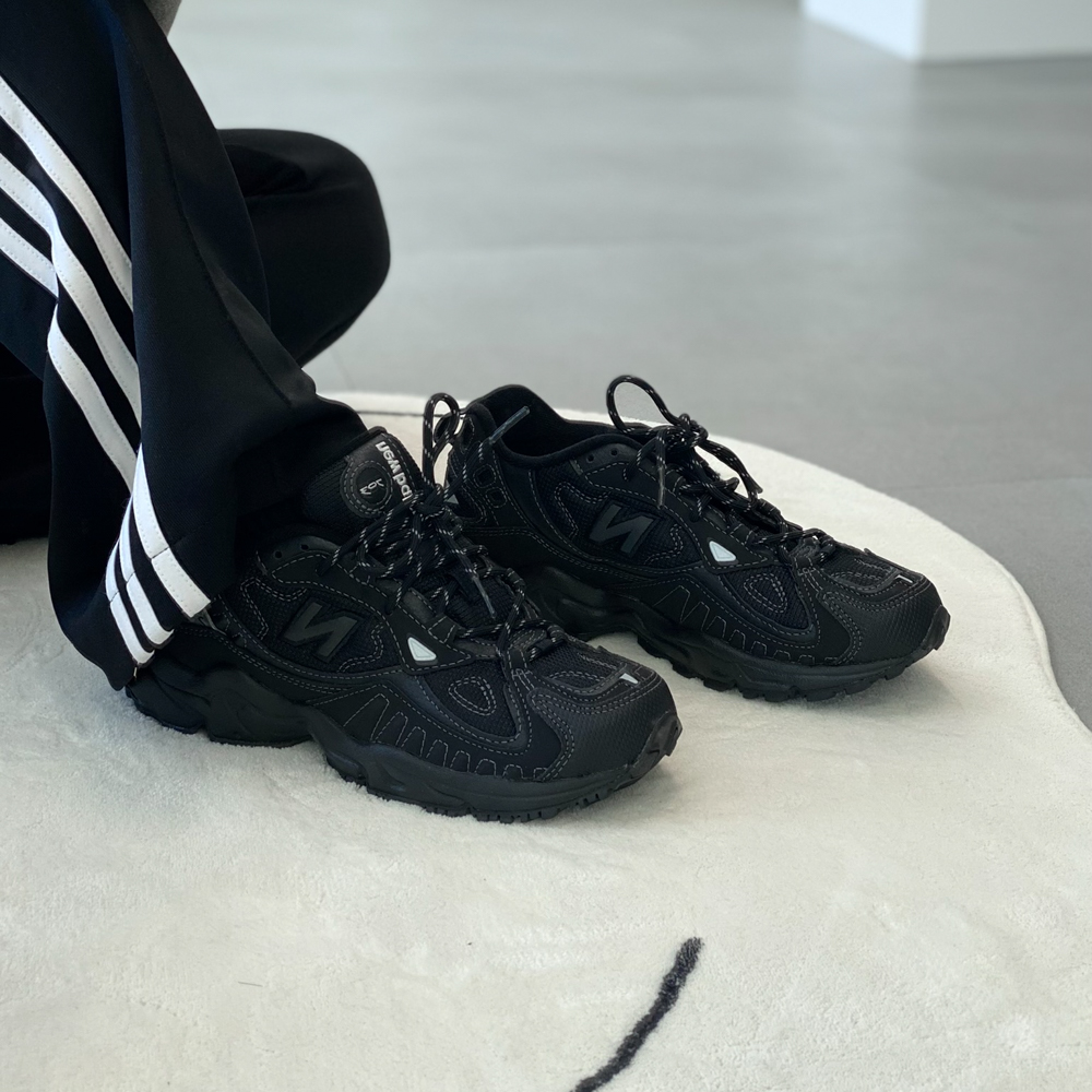 뉴발란스 703 트리플 블랙 트레일 2color