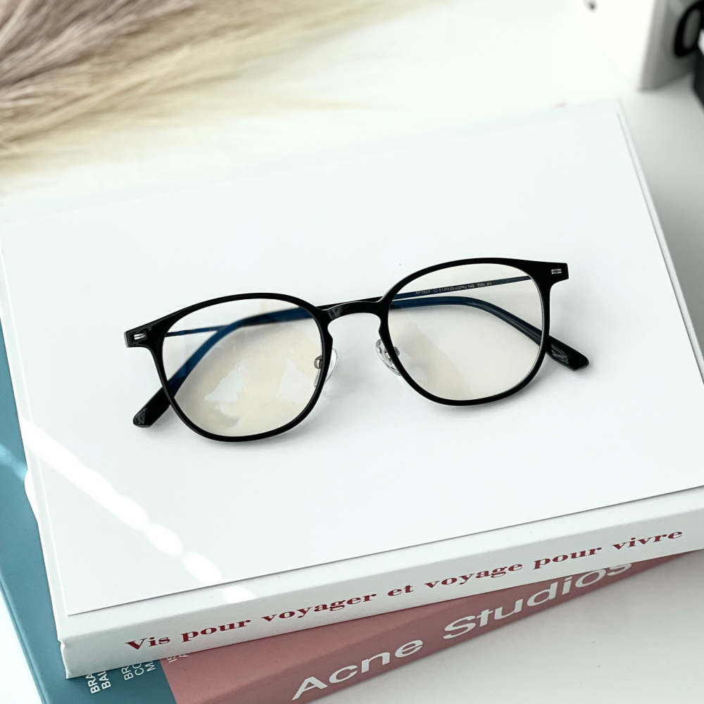 가벼운 티타늄안경테 초경량 얇은 투명뿔테안경 변색렌즈 빛번짐 블루라이트차단안경