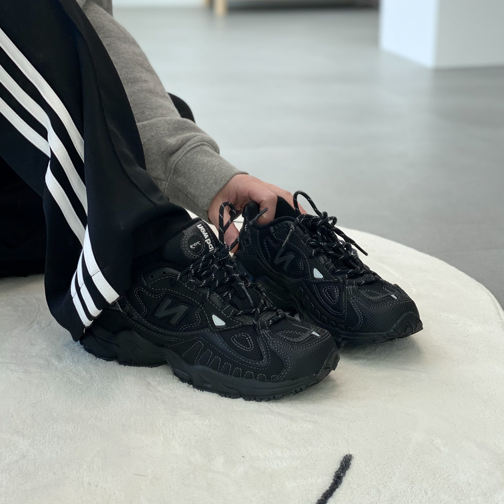 뉴발란스 703 트리플 블랙 트레일 2color