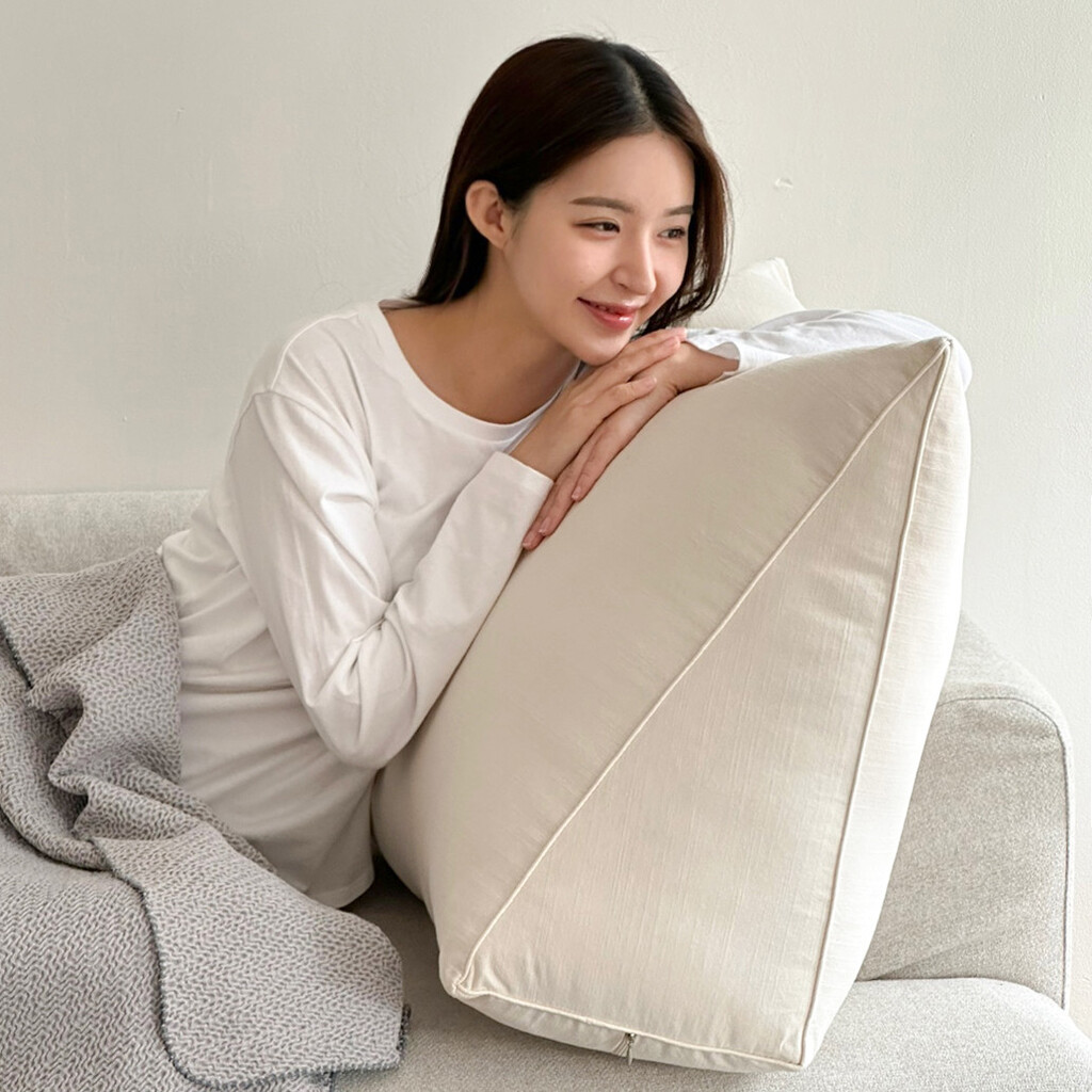 집앤콕 삼각 등받이쿠션 침대 쇼파 허리 중형 등쿠션