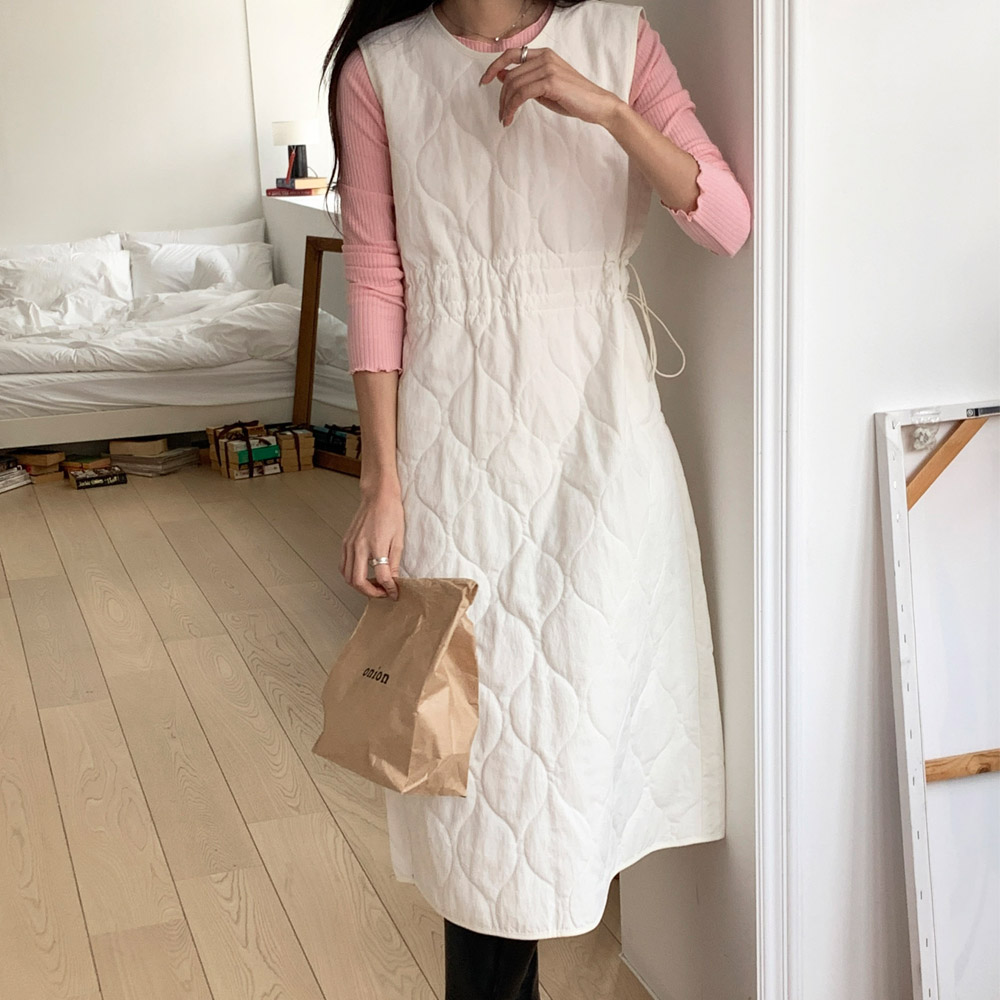 겨울 누빔 패딩 원피스 허리 스트링 퀼팅 조끼 롱원피스 뷔스티에 레이어드 검정 아이보리 - 상품 이미지