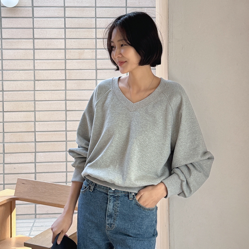 메이블루 맨투맨, 라벨패치 브이넥, 편안한 데일리룩, 핏 예쁜 맨투맨, 가을 데이트룩