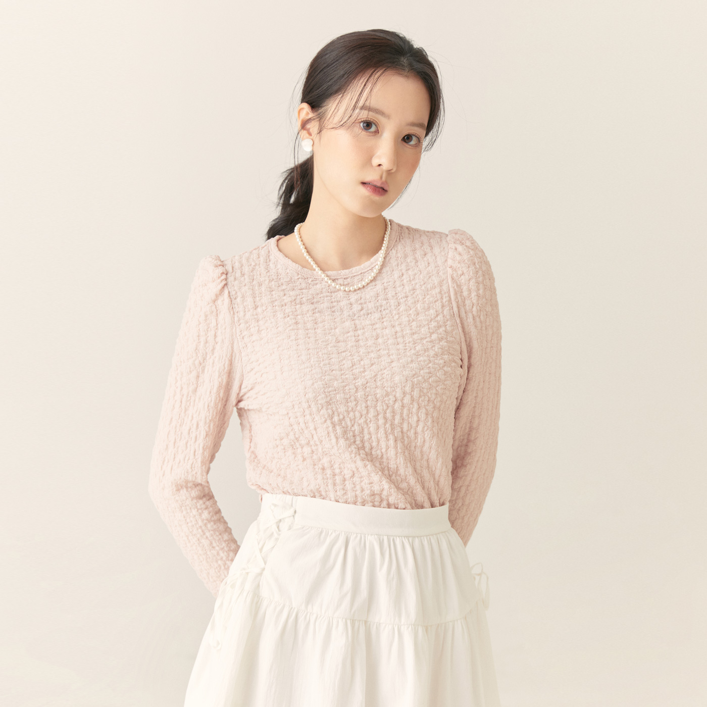로엠 조직감 티블라우스 RMLWF12R12 - 메인 이미지