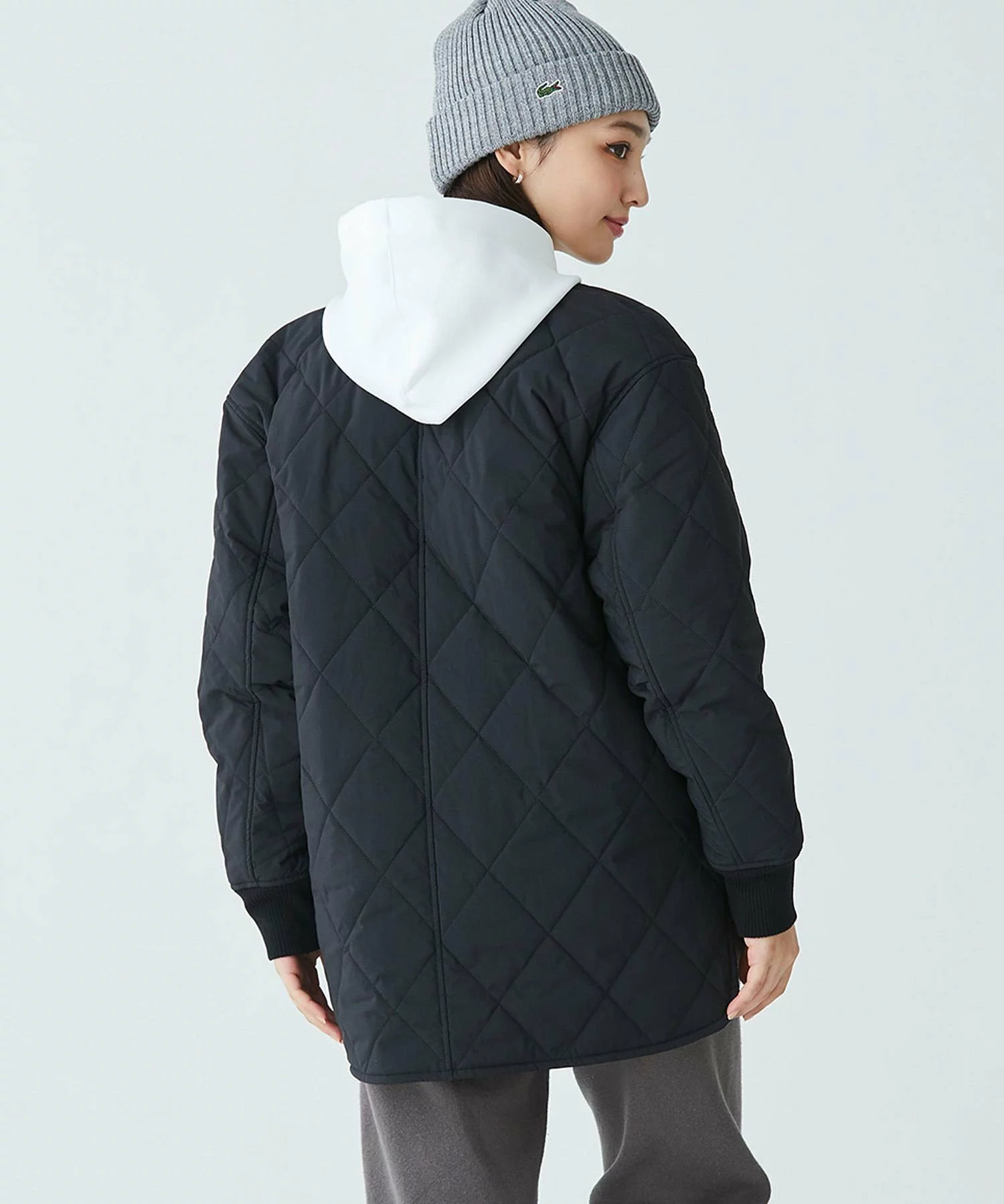 라코스테 LACOSTE 여성 라운드 헴라인 박스 실루엣 경량 패딩 발수 누빔 2컬러 - 상세 이미지 4