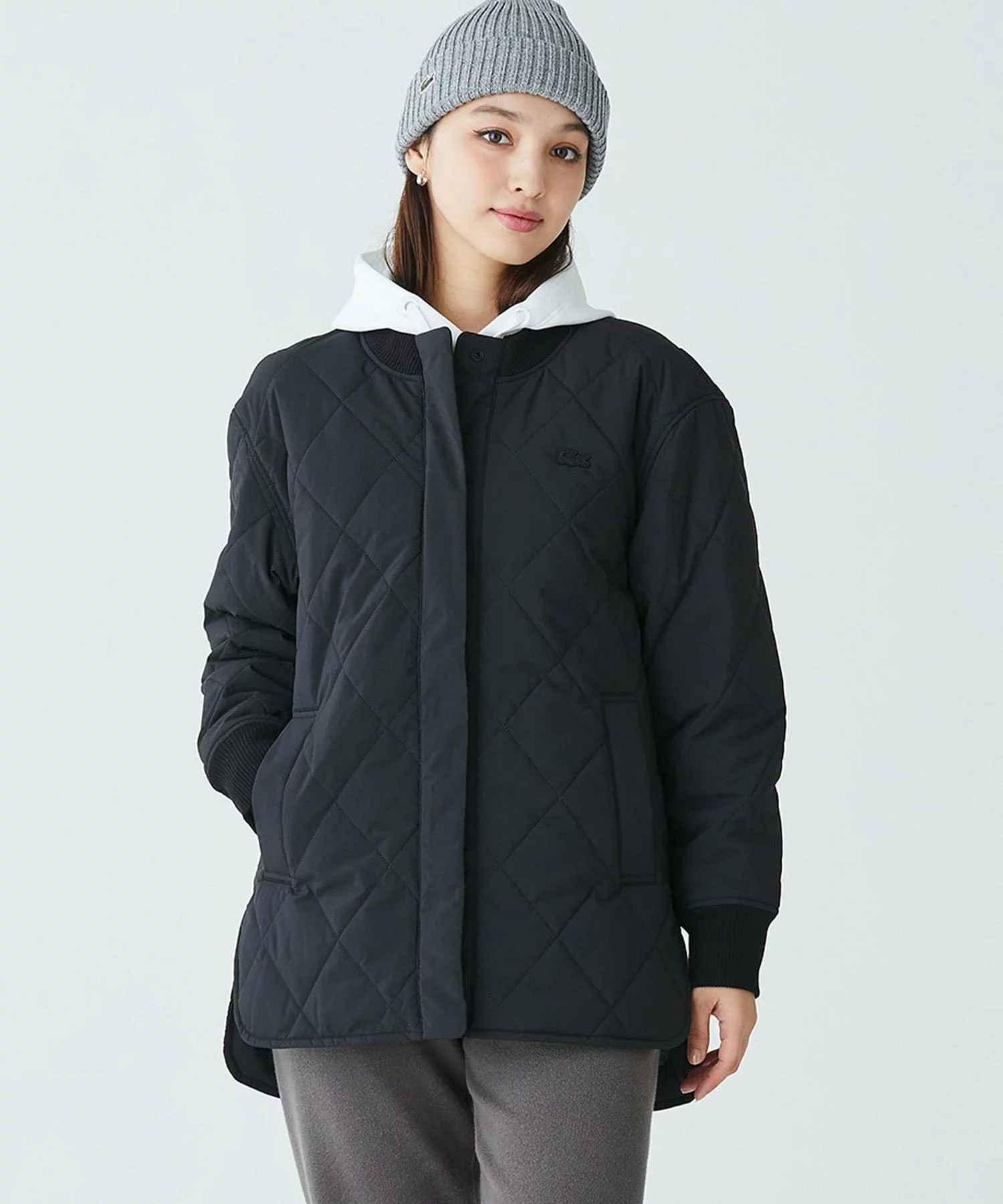 라코스테 LACOSTE 여성 라운드 헴라인 박스 실루엣 경량 패딩 발수 누빔 2컬러 - 상세 이미지 2