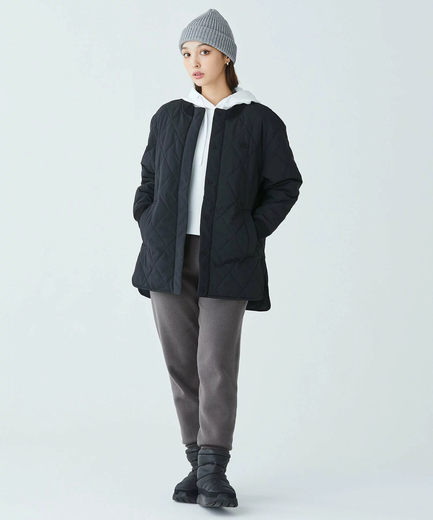 라코스테 LACOSTE 여성 라운드 헴라인 박스 실루엣 경량 패딩 발수 누빔 2컬러 - 상세 이미지 5