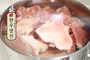 (어르신선물로 좋은 조합)한우 사골2kg 우족2kg 반골1kg 사태살1팩(보자기 포함)