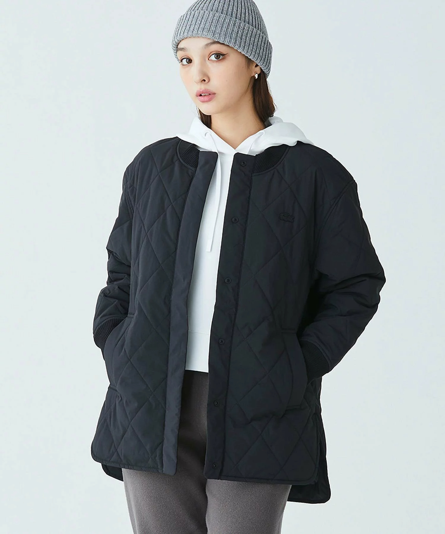 라코스테 LACOSTE 여성 라운드 헴라인 박스 실루엣 경량 패딩 발수 누빔 2컬러 - 상품 이미지