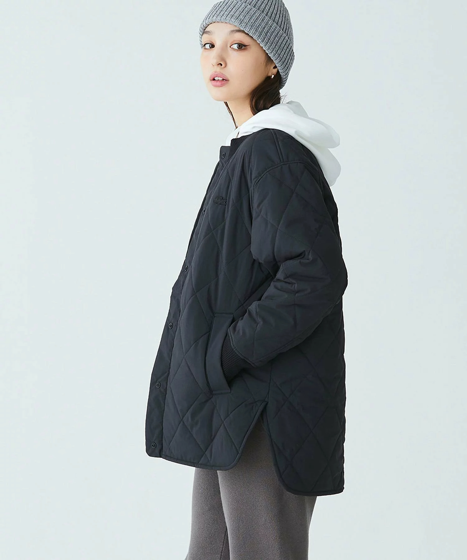 라코스테 LACOSTE 여성 라운드 헴라인 박스 실루엣 경량 패딩 발수 누빔 2컬러 - 상세 이미지 3