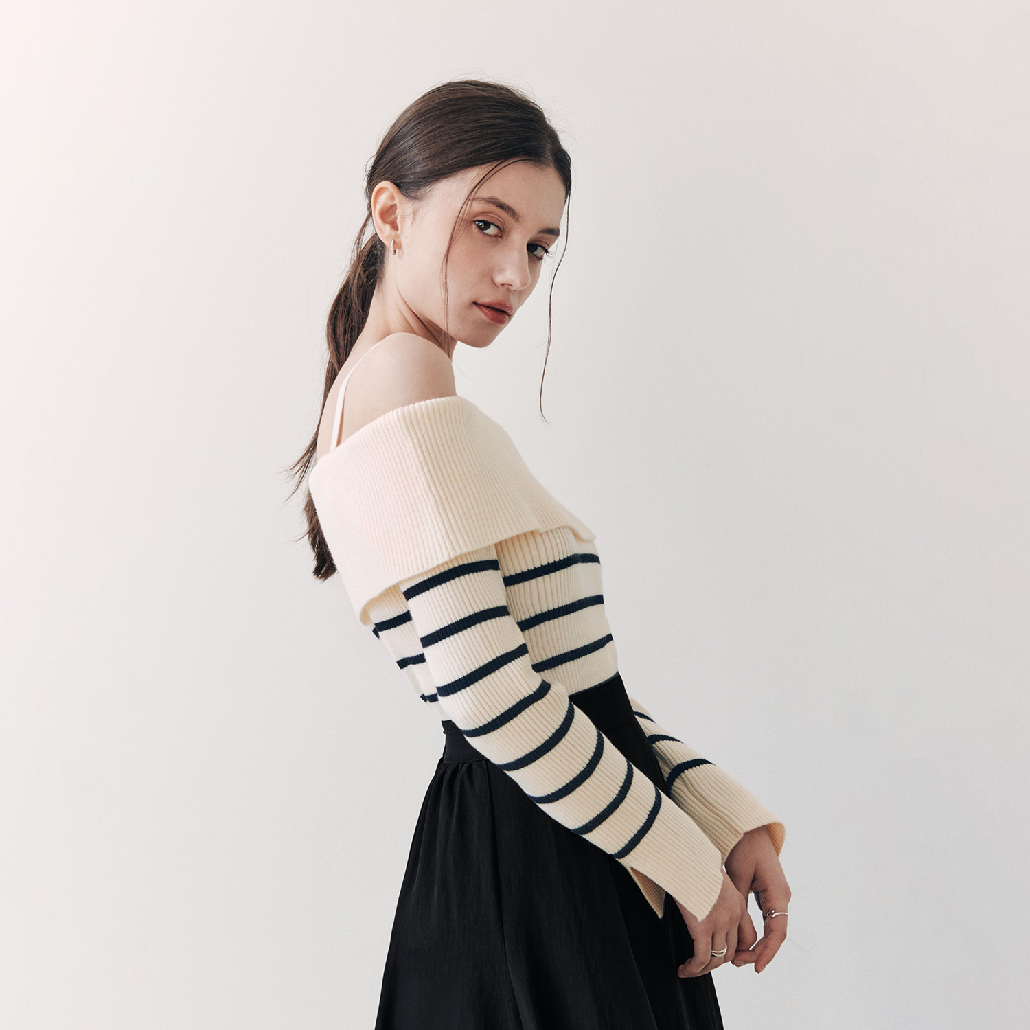 [제로스트릿]소프트 오프숄더 니트 SOFT OFF-SHOULDER KNIT / STRIPE IVORY - 상세 이미지 2