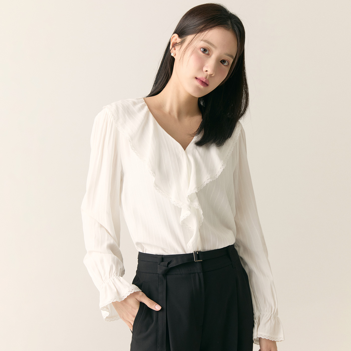 로엠 러플 블라우스 RMBLF23R11 - 메인 이미지