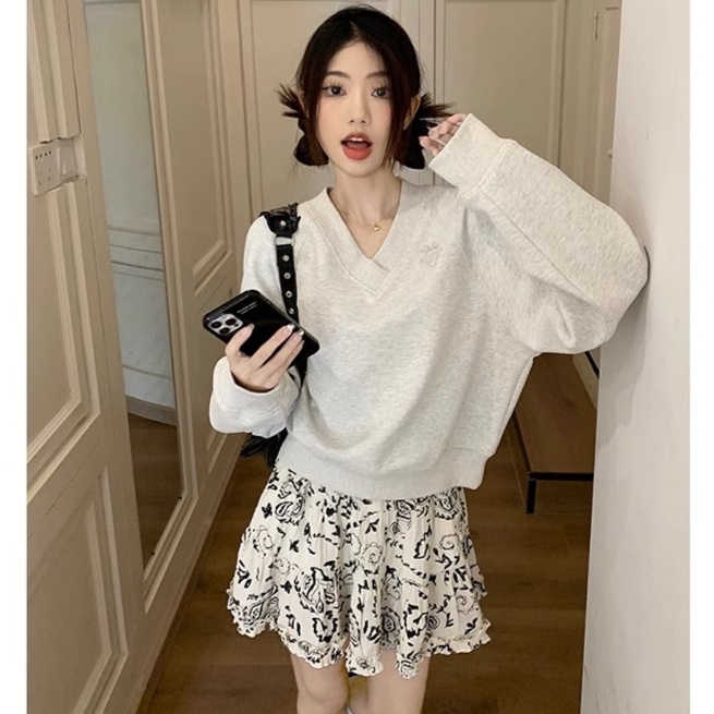 회색 자수 V넥 레글런 숄더 크롭 긴팔 맨투맨 - 상품 이미지