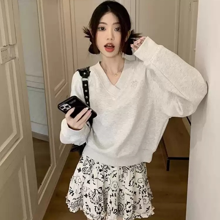 회색 자수 V넥 레글런 숄더 크롭 긴팔 맨투맨 이미지 6