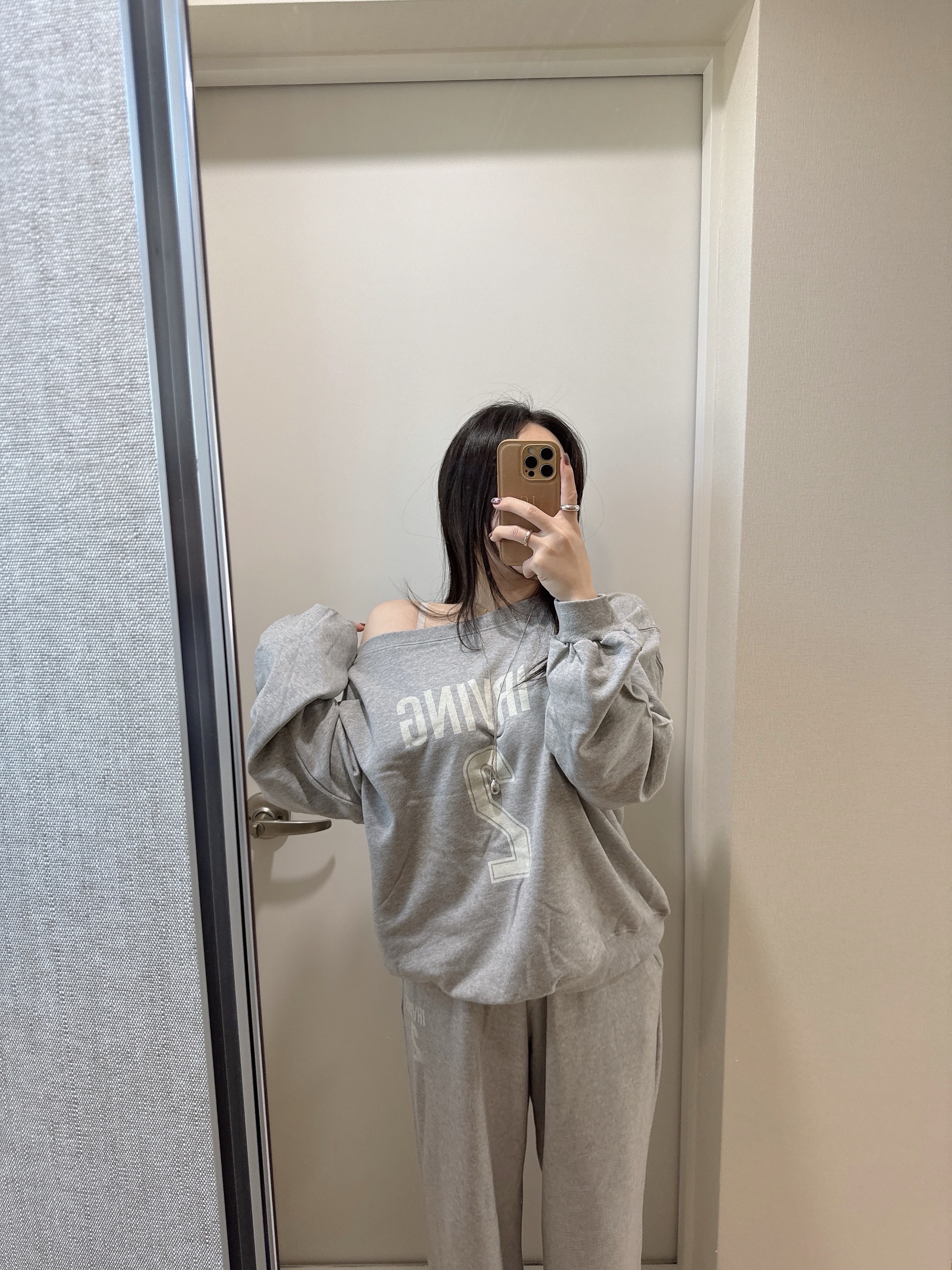 set! 무빙 오프숄더 루즈 맨투맨+와이드 밴딩 트레이닝 팬츠 투피스 세트 2color 상세 이미지 7