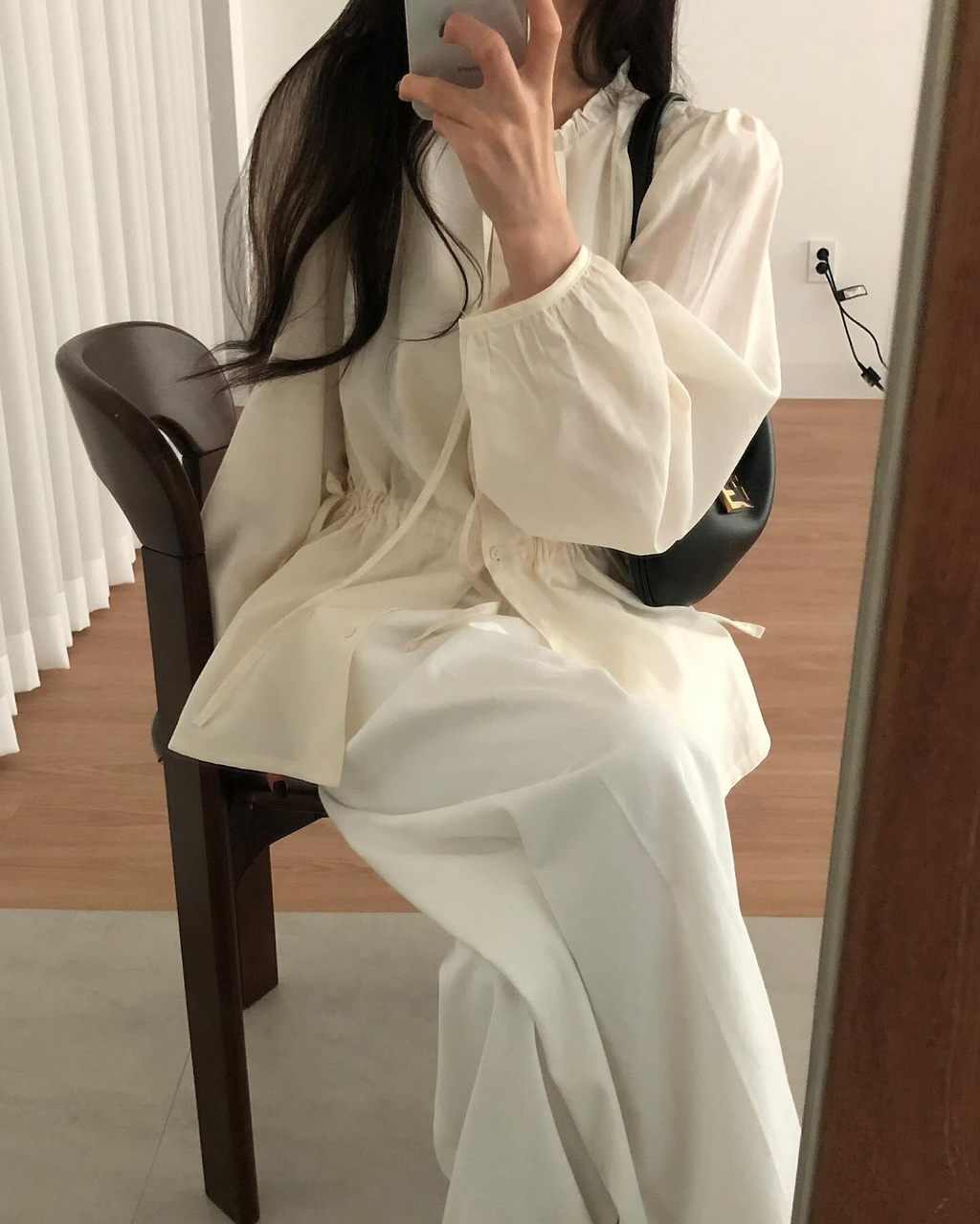 러퓸 여성 봄 이너 레이어드 프릴 리본 퍼프 핀턱 오버핏 루즈핏 블라우스 - 상품 이미지