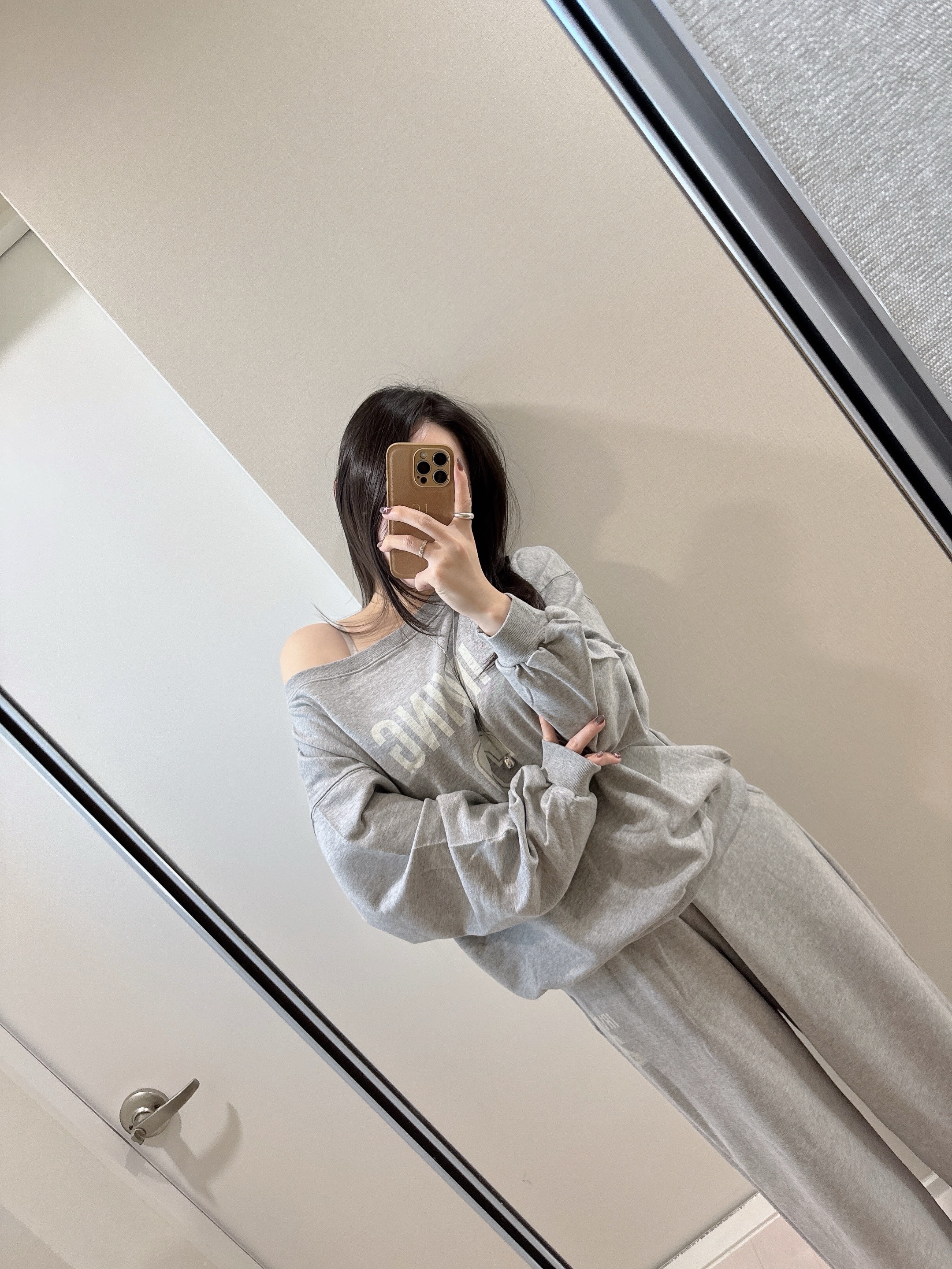 set! 무빙 오프숄더 루즈 맨투맨+와이드 밴딩 트레이닝 팬츠 투피스 세트 2color 상세 이미지 1