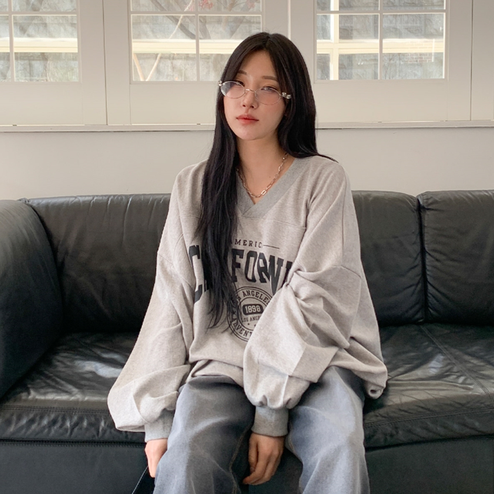 옷자락 여자 스트릿패션 레터링 롱 오버핏 브이넥 맨투맨 - 상품 이미지