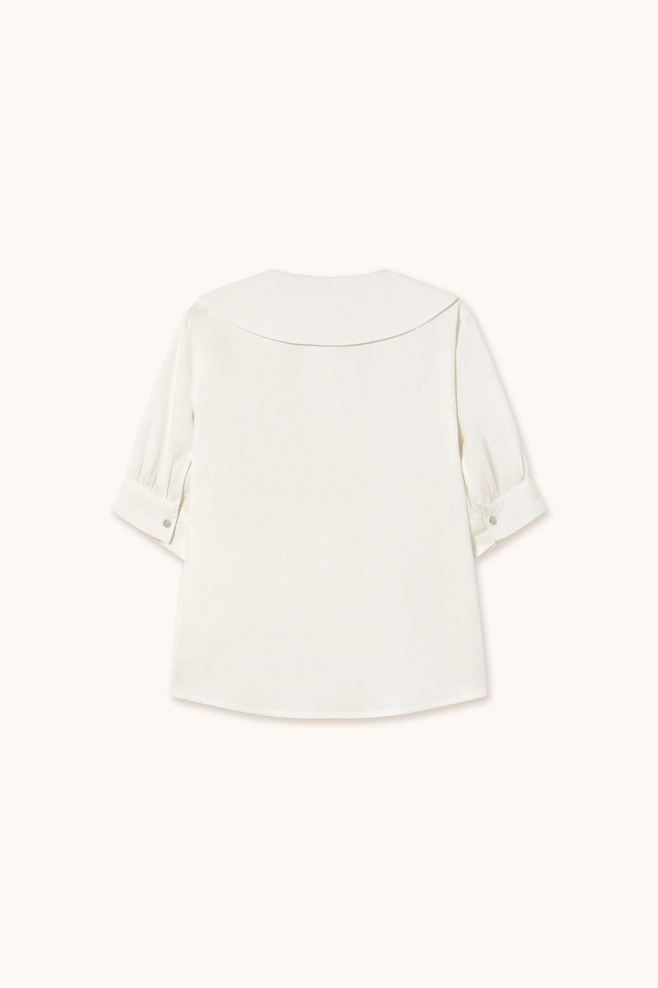 타이니코튼 미니멀 버튼 포인트 화이트 블라우스 SS25-619101 ONE COLOR - 상세 이미지 4