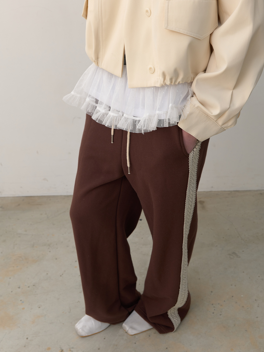 320쇼룸 오아시스 레이스 밴딩 팬츠 브라운 - 상품 이미지