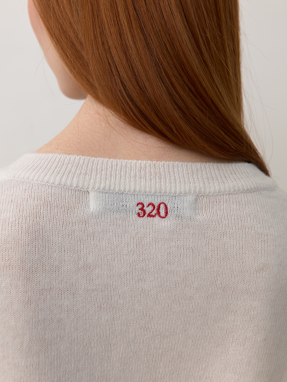 320쇼룸 엠브로 로고 울 캐시미어 블렌드 자수 가디건 아이보리 - 상세 이미지 3