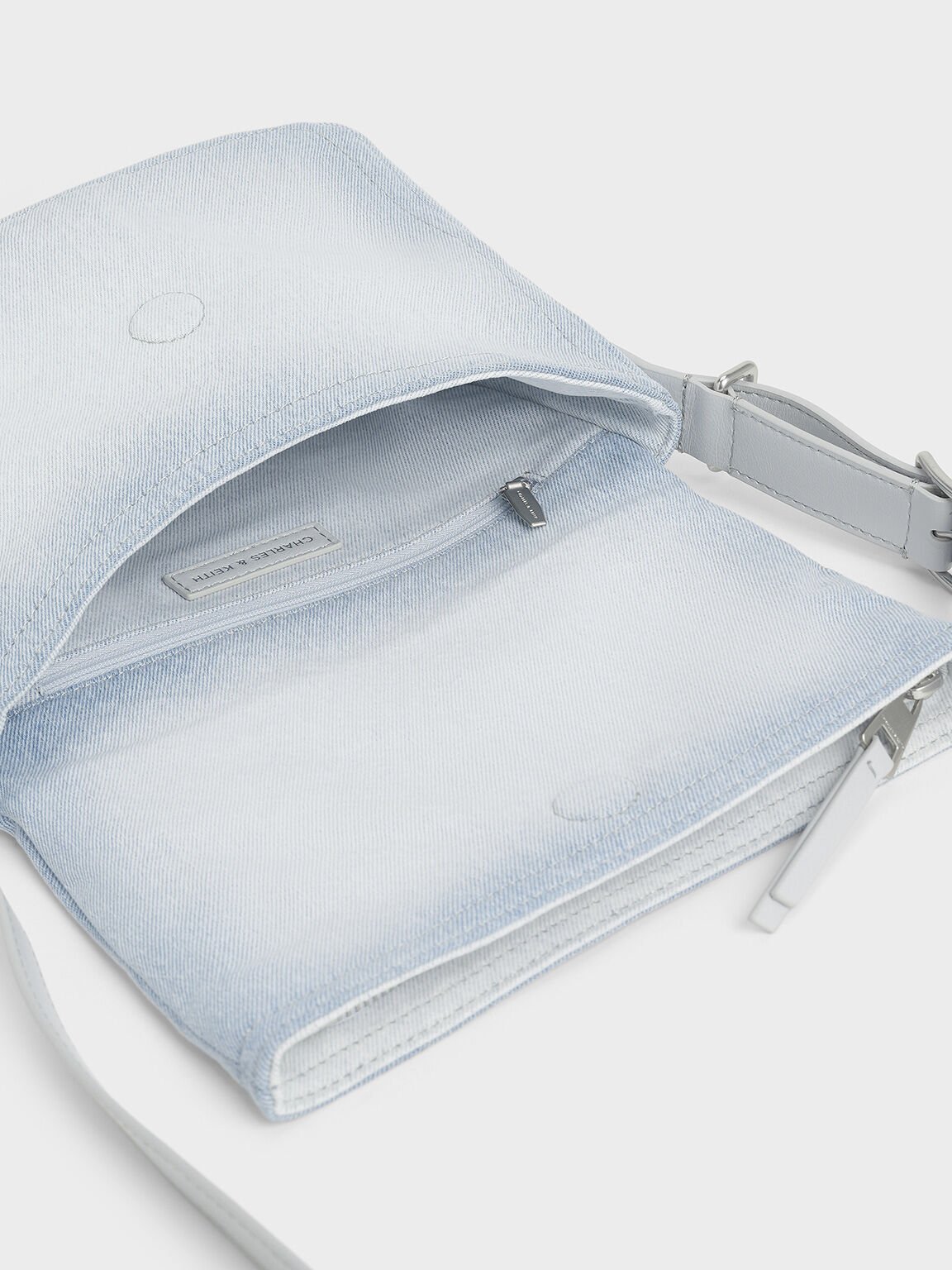[찰스앤키스] 이벳 데님 프론트 플랩 크로스바디백 Light Washed Denim CK2-20271507-1 이미지 6