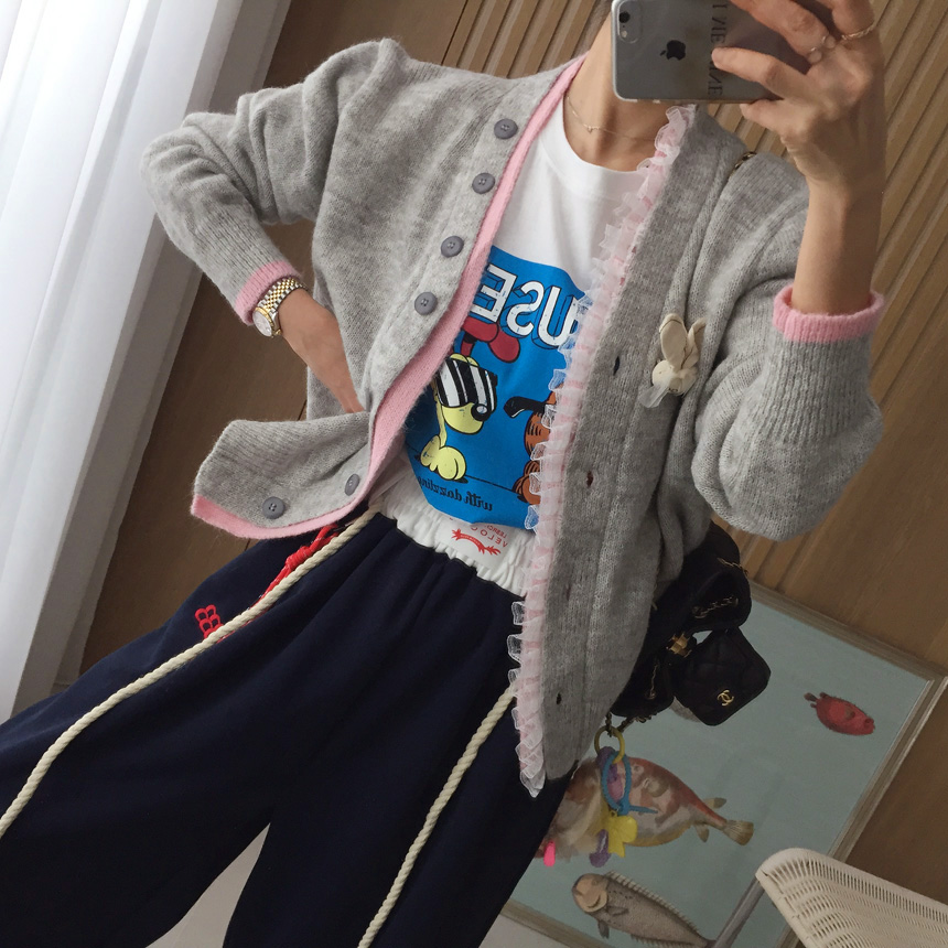 투투 배색 레이스 레이어드 브이넥 사선단추 브로치 루즈핏 간절기 봄 니트가디건 (3color) 상세 이미지 26